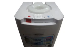 Tính năng khóa ăn toàn trên công tắc dễ sử dụng trên MÁY NƯỚC NÓNG LẠNH SHARP SWD-T700W